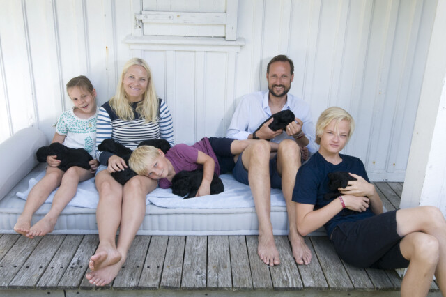 STORFAMILIE: Kronprinsfamilien talte 14 ved forrige fotografering. Foto: Veronica Melå /Utenfor Allfarvei AS/Det kongelige hoff STORFAMILIE: Kronprinsfamilien talte 14 ved forrige fotografering. Foto: Veronica Melå /Utenfor Allfarvei AS/Det kongelige hoff